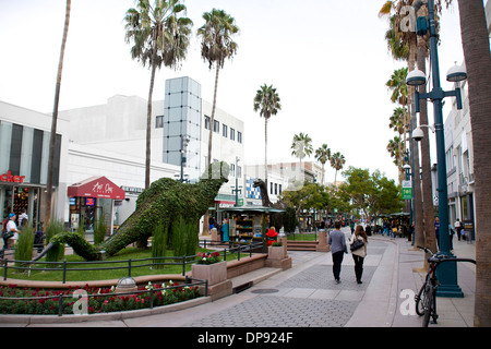 Geschäfte und Menschen beim Einkaufen in 3rd Street Promenade, Santa Monica, Los Angeles, California, Vereinigte Staaten von Amerika, USA Stockfoto