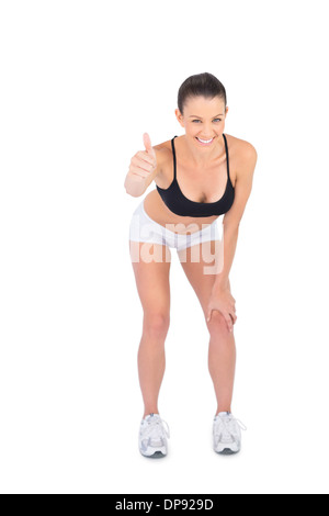Passen Sie lächelnd Modell in Sportbekleidung geben Daumen bis zu Kamera Stockfoto