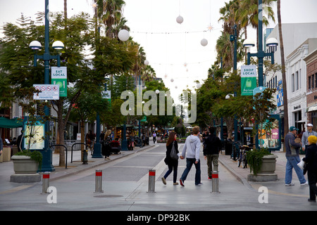 Geschäfte und Menschen beim Einkaufen in 3rd Street Promenade, Santa Monica, Los Angeles, California, Vereinigte Staaten von Amerika, USA Stockfoto