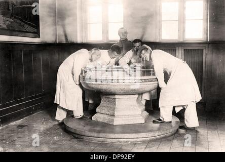 Deutsche Soldaten trinken aus einem Brunnen in einer Schule in Königsberg (heute: Kaliningrad/Russland), die im Ersten Weltkrieg als Militärkrankenhaus genutzt wurde Datum unbekannt. Fotoarchiv für Zeitgeschichte Stockfoto