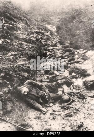 Tote französische Soldaten sind in einem Graben nahe Mareuil zwischen Montdidier und Noyon an der Westfront im Ersten Weltkrieg zu sehen Datum unbekannt. Fotoarchiv für Zeitgeschichte Stockfoto