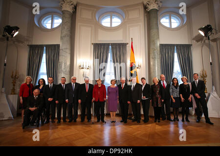 Berlin, Deutschland. 9. Januar 2014. Bundeskanzlerin Angela Merkel (10. R), Bundespräsident Joachim Gauck (8. R) und Mitglieder des Kabinetts für Fotos posieren, während des Neujahrsempfangs am Präsidentenpalast in Berlin, Deutschland, am 9. Januar 2013. © Zhang Fan/Xinhua/Alamy Live-Nachrichten Stockfoto