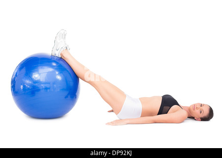 Seitenansicht des entspannt Fit Frau liegt bei der Arbeit, mit Gymnastikball Stockfoto