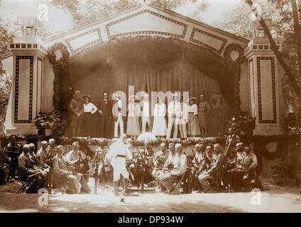 Das Ensemble des Fronttheaters „Lovcen“ mit seinem Militär- und Kreativmanager Lieutenant Dr. Krüger (x) in Shkoder - „das Theater wurde an einem Tag gebaut“, wurde auf der Rückseite des Bildes geschrieben. Shkoder wurde von 1916 bis 1918 im Ersten Weltkrieg von der österreichisch-ungarischen Armee besetzt Datum unbekannt. Fotoarchiv für Zeitgeschichte Stockfoto