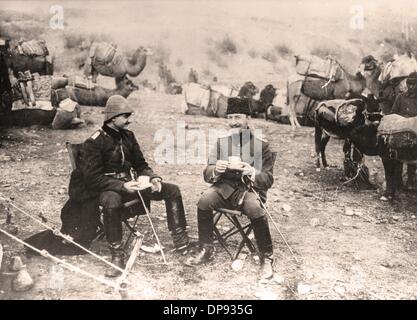 Offiziere der türkischen Kamelkavallerie während einer Kaffeepause auf ihrem marsch durch Syrien im Jahr 1915. Ort unbekannt. Die Sinai-und-Palästina-Kampagne war während des Ersten Weltkriegs (1915-1918) ein zweites Kriegstheater zwischen dem Osmanischen Reich und Großbritannien. Das Osmanische Reich als Verbündeter der Zentralmächte wurde von deutschen (Asienkorps) und österreichisch-ungarischen Truppen in Palästina unterstützt. Fotoarchiv für Zeitgeschichte Stockfoto