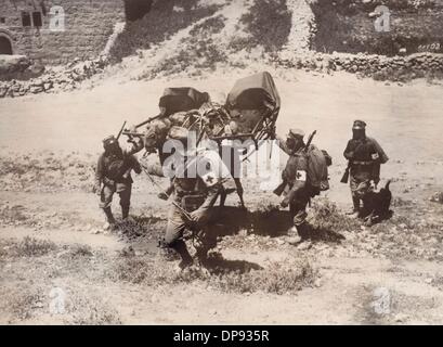 1918 transportierten deutsche Soldaten verwundete Soldaten auf einem Kamel an der Front in Palästina. Die Sinai-und-Palästina-Kampagne war während des Ersten Weltkriegs (1915-1918) ein zweites Kriegstheater zwischen dem Osmanischen Reich und Großbritannien. Das Osmanische Reich als Verbündeter der Zentralmächte wurde von deutschen (Asienkorps) und österreichisch-ungarischen Truppen in Palästina unterstützt. Fotoarchiv für Zeitgeschichte Stockfoto