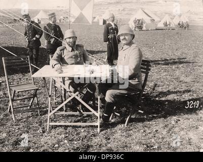 Der türkische General Djemal Pascha (l), Befehlshaber der osmanischen Armee und Generalgouverneur Syriens, mit seinem Stabschef Fuad Boy an einer Kommandostelle an der Südfront Palästinas. Datum unbekannt. Die Sinai-und-Palästina-Kampagne war während des Ersten Weltkriegs (1915-1918) ein zweites Kriegstheater zwischen dem Osmanischen Reich und Großbritannien. Das Osmanische Reich als Verbündeter der Zentralmächte wurde von deutschen (Asienkorps) und österreichisch-ungarischen Truppen in Palästina unterstützt. Fotoarchiv für Zeitgeschichte Stockfoto