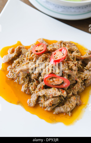 gebratenes Rindfleisch mit Currysauce und Paprika auf einem weißen Teller Stockfoto