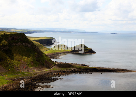 Polygonale Lava Felsen Basaltsäulen des Giant's Causeway an der Nordküste von County Antrim, Nordirland, Vereinigtes Königreich Stockfoto