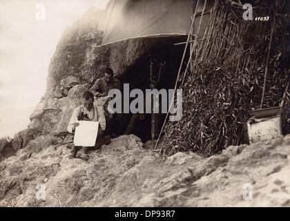 Deutsche Soldaten beobachten die Infanterie in einer Höhle in den Bergen von Tell Nimrim in Palästina. Datum unbekannt. Die Sinai-und-Palästina-Kampagne war während des Ersten Weltkriegs (1915-1918) ein zweites Kriegstheater zwischen dem Osmanischen Reich und Großbritannien. Das Osmanische Reich als Verbündeter der Zentralmächte wurde von deutschen (Asienkorps) und österreichisch-ungarischen Truppen in Palästina unterstützt. Fotoarchiv für Zeitgeschichte Stockfoto