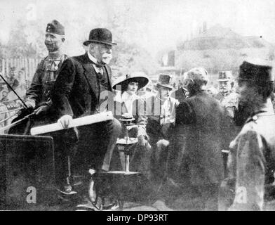 Karl I (Kaiser von Österreich und König von Ungarn) und Kaiserin Zita besuchen die ungarische Stadt Gyöngyös, die im Mai 1917 in einem Feuer zerstört wurde. Er hat einen Neubau der Stadt initiiert. Fotoarchiv für Zeitgeschichte Stockfoto