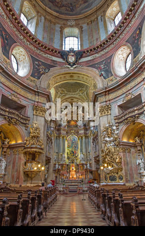 Wien - Chorraum und Kirchenschiff der barocken st. Peter Kirche oder Peterskirche von Antonio Galli da Bibiena Und Martino Altomonte Stockfoto