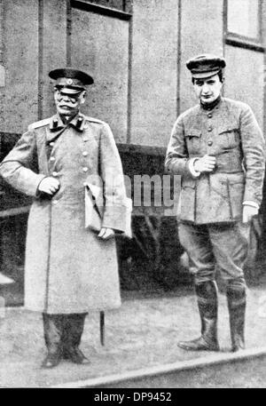 Premierminister der russischen provisorischen Regierung Alexander Kerensky (r) auf dem Weg ins Exil während der Oktoberrevolution im Herbst 1917. Der russische General Michail Alekseev ist links abgebildet. Die liberale provisorische Regierung wurde in der Februar-Revolution gebildet und 1917 bei der Oktoberrevolution gestürzt. Fotoarchiv für Zeitgeschichte Stockfoto