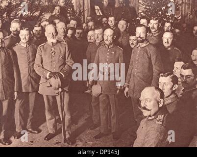 General Field marshall Leopold von Bayern (l, mit Bart) ist auf dem Ereignis der Waffenstillstandsvereinbarung zwischen den Zentralmächten und der Sowjetrepublik am 15. Dezember 1917 in Brest-Litovsk abgebildet. Die Friedensverhandlungen beendeten mit dem am 3. März 1918 unterzeichneten Friedensvertrag von Brest-Litovsk mit dem Rückzug der Sowjetunion aus dem Krieg. Fotoarchiv für Zeitgeschichte Stockfoto