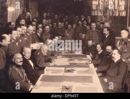 Feldmarschall Leopold von Bayern (l) ist auf der Veranstaltung des Waffenstillstandsabkommens zwischen den Mittelmächten und der Sowjetrepublik in Brest-Litowsk am 15. Dezember 1917 abgebildet. Auf der linken, Mitglieder der Delegation der Mittelmächte (von vorne): Mitglied der osmanischen Delegation Ibrahim Hakki Pascha, Austro-Ungarisch Diplomat Kajetan Merey, Leopold von Bayern, der deutsche General Max Hoffmann, Bulgarisch Oberst Gawtschew. Auf ihr Gegenteil der Sowjet-Russischen Delegation: Lew Borissowitsch Kamenew, Adolf Abramovich Joffe, Anastassija Bizenko General Vassili Altfater (Altvater). Der Frieden negot Stockfoto