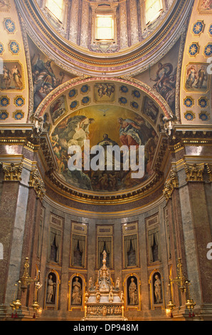 Arca di San Domenico von Nicola Pisano (1265), mit Kerzen von Michelangelo in der Basilica di San Domenico in Bologna. Stockfoto