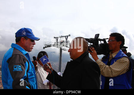 EL ALTO, Bolivien, 9. Januar 2014. Die Unidad de Transporte Por Kabel (UTC) Projekt Koordinator César Dockweiler vor der Presse während des Baus der neuen Seilbahn spricht / Gondel lift-System, die Stadt nach La Paz unten zu verknüpfen. Bildnachweis: James Brunker / Alamy Live News Stockfoto