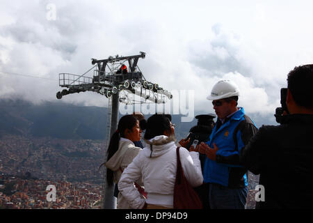 EL ALTO, Bolivien, 9. Januar 2014. Die Unidad de Transporte Por Kabel (UTC) Projekt Koordinator César Dockweiler vor der Presse während des Baus der neuen Seilbahn spricht / Gondel lift-System, die Stadt nach La Paz unten zu verknüpfen. Drei separate Seilbahn, die Routen sind geplant als Teil eines ehrgeizigen Projekts, Verkehrsstaus, mit der ersten Zeile aufgrund zu lindern bis März 2014 abgeschlossen sein. Das System wird von der österreichischen Firma Doppelmayr zu einem Preis von $ 234,6 Millionen von der bolivianischen Regierung finanzierten gebaut. Stockfoto