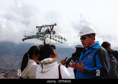 EL ALTO, Bolivien, 9. Januar 2014. Die Unidad de Transporte Por Kabel (UTC) Projekt Koordinator César Dockweiler vor der Presse während des Baus der neuen Seilbahn spricht / Gondel lift-System, die Stadt nach La Paz unten zu verknüpfen. Bildnachweis: James Brunker / Alamy Live News Stockfoto