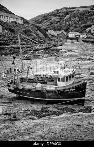 Festgemachten Fischerboot, Hafen, Boscastle, Cornwall, England Stockfoto