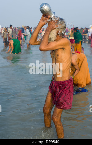 Ältere männliche Pilger mit einem weißen Bart, Baden in der Bucht von Bengalen bei Ganga Sagar Mela, Sagar Island, West Bengal, Indien Stockfoto