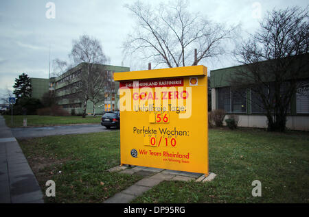 Köln, Deutschland. 9. Januar 2014. Ein Schild zeigt die Anzahl der Unfall frei-Tage und Wochen an der Shell-Ölraffinerie in Godorf bei Köln, 9. Januar 2014. Ein Feuer brach in der Raffinerie am Donnerstag. Foto: OLIVER BERG/Dpa/Alamy Live News Stockfoto