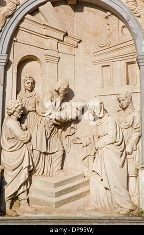 MECHELEN - 4 SEPTEMBER: Erleichterung der Darstellung im Tempel von Fassade des gotischen Kirche unserer lieben Frau in de Dyle Stockfoto