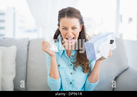 Traurige Frau weinend auf sofa Stockfoto