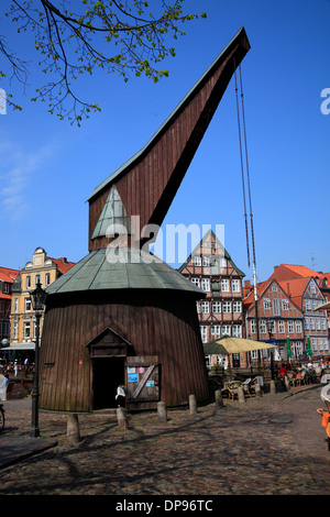 Altes Land Bereich Kran aus Holz alt im Hafen von Stade, Niedersachsen, Deutschland, Europa Stockfoto