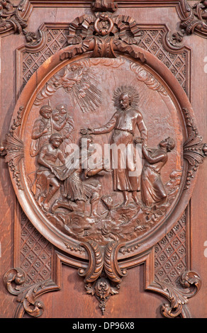 Antwerpen - Szene als st. Francis Xavier Täufer der König der Malediven St. Karl Borromäus Kirche geschnitzt Stockfoto