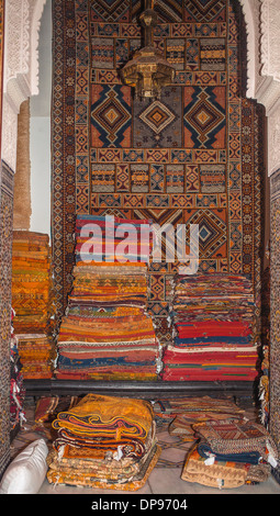 Typische bunte Wolle Teppiche und handlich Handwerk Artikel auf dem Display in Fez, Marokko Stockfoto