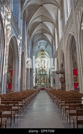 Antwerpen, Belgien - 5. SEPTEMBER: Hauptschiff der Kathedrale unserer lieben Frau am 5. September 2013 in Antwerpen, Belgien Stockfoto