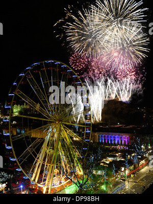 Bis zu 80.000 Personen sind im Rahmen der Hogmanay Feiern 2014 in Princes Street, Edinburgh, Schottland (31. Dezember). Stockfoto