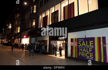 Hunderte von Menschen an der Princes Street in Edinburgh ein Schnäppchen in den Boxing Day Sales Stockfoto