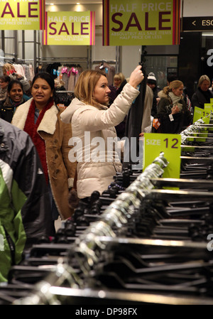 Hunderte von Menschen an der Princes Street in Edinburgh ein Schnäppchen in den Boxing Day Sales Stockfoto