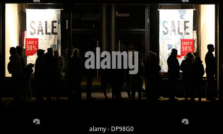 Hunderte von Menschen an der Princes Street in Edinburgh ein Schnäppchen in den Boxing Day Sales Stockfoto