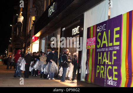 Hunderte von Menschen an der Princes Street in Edinburgh ein Schnäppchen in den Boxing Day Sales Stockfoto