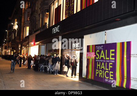 Hunderte von Menschen an der Princes Street in Edinburgh ein Schnäppchen in den Boxing Day Sales Stockfoto