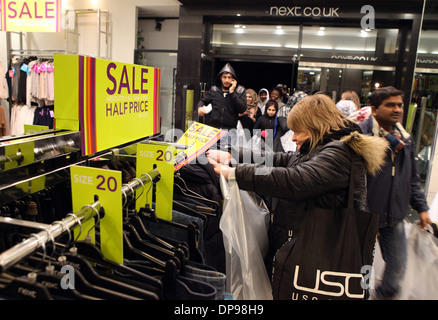 Hunderte von Menschen an der Princes Street in Edinburgh ein Schnäppchen in den Boxing Day Sales Stockfoto