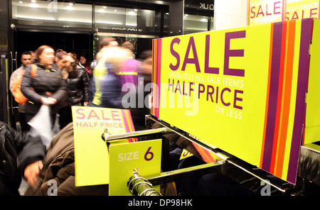 Hunderte von Menschen an der Princes Street in Edinburgh ein Schnäppchen in den Boxing Day Sales Stockfoto