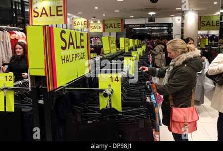 Hunderte von Menschen an der Princes Street in Edinburgh ein Schnäppchen in den Boxing Day Sales Stockfoto