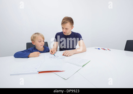 Mitte adult Vater unterstützen junge in Studien Stockfoto