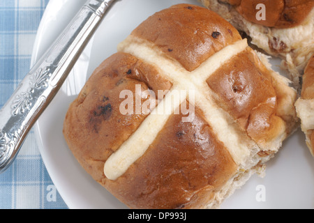 Hot Cross Buns traditionell heißen oder gerösteten während der Fastenzeit gegessen Stockfoto