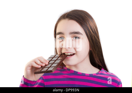 Fröhliches junges Mädchen, die Schokolade zu essen Stockfoto