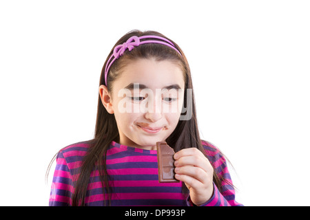 Fröhliches junges Mädchen, die Schokolade zu essen Stockfoto