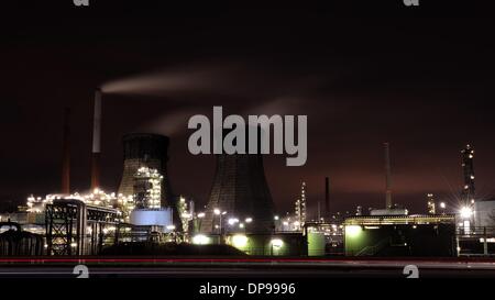 Köln, Deutschland. 9. Januar 2014. Die Shell Raffinerie Godorf bei Köln, 9. Januar 2014. Ein Feuer brach in der Raffinerie am Donnerstag. Foto: Marius Becker/Dpa/Alamy Live News Stockfoto