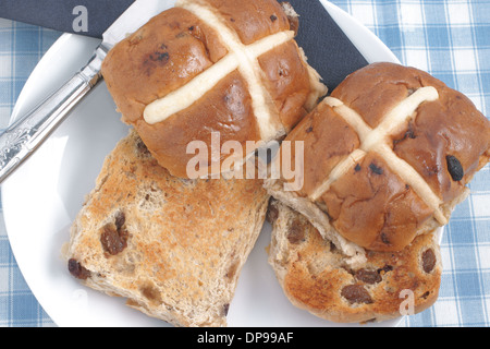 Hot Cross Buns traditionell heißen oder gerösteten während der Fastenzeit gegessen Stockfoto