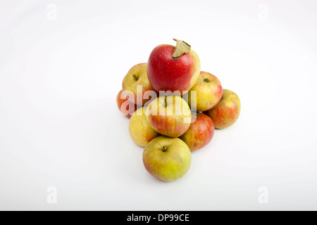 Frische Äpfel bilden Pyramide über weißem Hintergrund Stockfoto