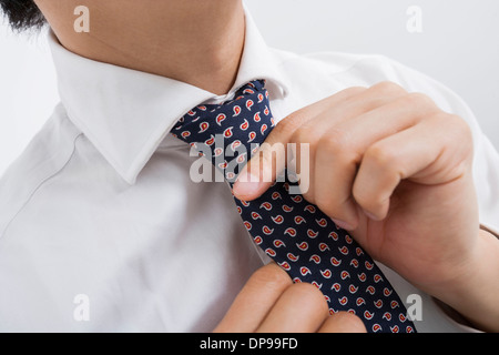 Mittelteil der Mitte adult Geschäftsmann Krawatte anpassen Stockfoto