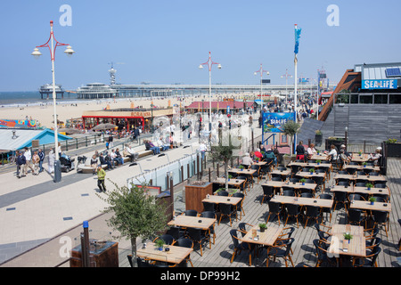Cafés, Restaurants, Clubs entlang der Promenade von Scheveningen Strand an der Nordsee in den Haag, Holland, Niederlande. Stockfoto